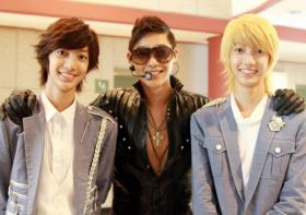 คู่แฝดจากวง Boyfriend โพสท์ท่าถ่ายภาพกับคิมฮยอนจุง (Kim Hyun Joong)