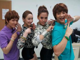 โอนิว (Onew) และมินโฮ (Min Ho) โพสท์ท่าถ่ายภาพกับ CSJH