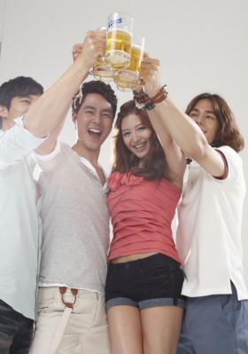 คิมแจคยอง (Kim Jae Kyung) เป็นพรีเซ็นเตอร์ Cass Beer!