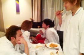 สมาชิกวง B2ST ต่างดูมีความสุขในการทาน