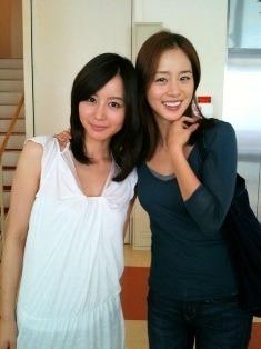 ภาพของคิมแตฮี (Kim Tae Hee) ถ่ายกับโฮริคิตะ มากิ (Horikita Maki)