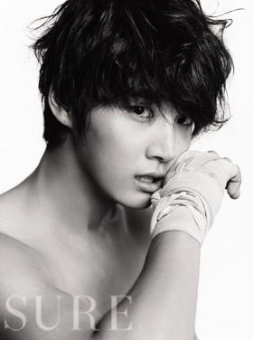 ยูนซิยูน (Yoon Si Yoon) เปลี่ยนลุคใหม่สำหรับนิตยสาร SURE