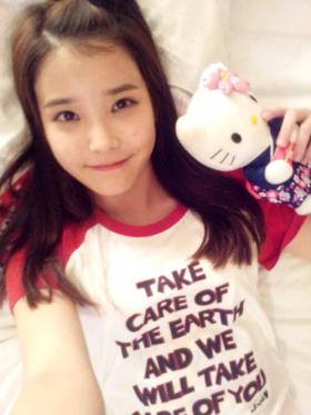 IU ทำให้แฟนๆ ต่างหัวเราะในอารมณ์ขันของเธอ