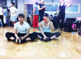 วง 2AM และวง 2PM ออกอากาศในรายการวาไรตี้