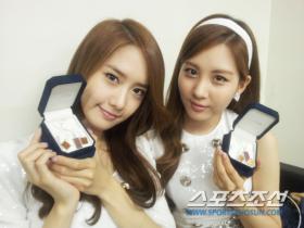Intel มอบจิวเวอร์รี่ชุดหนึ่งให้กับวง SNSD 