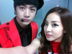 ซานดารา ปาร์ค (Sandara Park) ถ่ายภาพหลังเวทีกับ Thunder