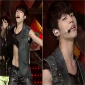แฟนๆ ให้ความสนใจกล้ามหน้าท้องของอูฮยอน (Woo Hyun) 