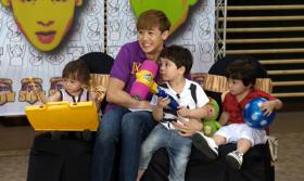 วง 2PM สวมบทบาทพ่อที่ดีสำหรับพี่น้อง Mason Moon!