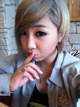 Minzy อวดริมฝีปากของเธอ