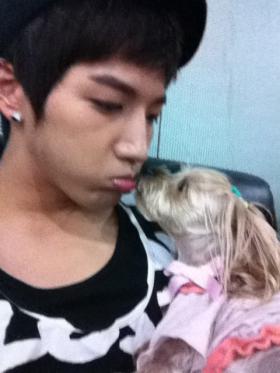 ภาพจุนซู (Junsu) จากวง 2PM จูบกับสุนัขตัวหนึ่ง