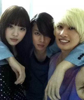 ฮีชอล (Hee Chul) ถ่ายภาพกับอึนฮยอค (Eun Hyuk) และซอลลี่ (Sulli)