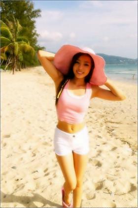 คูฮาร่า (Goo Hara) อวดทรวดทรงเอวที่เล็กของเธอ