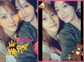 อึนจอง (Eun Jung) ถ่ายภาพกับกยูริ (Gyuri) 