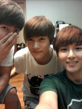 ฮยองชิค (Hyung Shik) ไปเยี่ยมที่หอพักของวง Super Junior