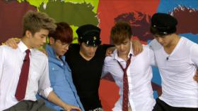 ภาพสมาชิกวง 2PM ในแนวรีโทรสำหรับรายการ 2PM Show!