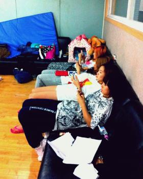 ภาพ Joo และสมาชิก 3 คนจากวง miss A ระหว่างการพัก