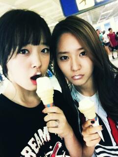 ซอลลี่ (Sulli) และ Krystal ทานไอศครีมดับร้อน!