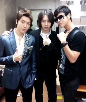 ฮีชอล (Hee Chul), ดงเฮ (Dong Hae) ถ่ายภาพกับยูนโฮ (Yunho) 