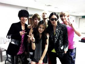 ฮีชอล (Hee Chul) โพสท์ภาพวง Super Junior และวง f(x) 