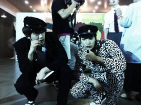 จุนซู (Junsu) และแทคยอน (Taecyeon) อวดภาพในชุดนักเรียน