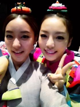 โกวูริ (Go Woori) และคูฮาร่า (Goo Hara) ถ่ายภาพในชุดฮันบก