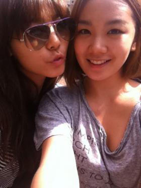 Joo ถ่ายภาพคู่กับซอนเย (Sun Ye)