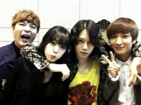 ฮีชอล (Hee Chul), ชินดง (Shin Dong) และลีทึก (Lee Teuk) ถ่ายภาพกับซอลลี่ (Sulli)