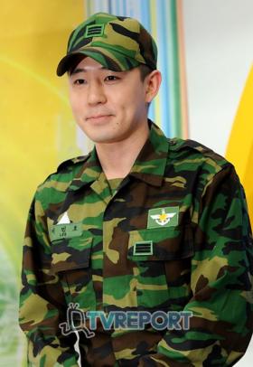 บูม (Boom) จะเป็นดีเจสำหรับรายการวิทยุ Young Street 