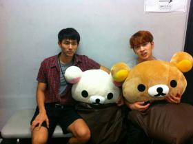 ชานซอง (Chan Sung) และซีลอง (Seulong) ถ่ายภาพหมี Rilakkuma 