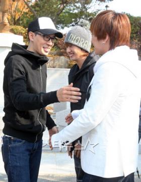 ลีทึก (Lee  Teuk), อึนฮยอค (Eun Hyuk) และชินดง (Shin Dong) จะไปพบกับบูม (Boom) ในวันปลดประจำการ