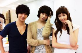 ฮีชอล (Hee Chul) และเยซอง (Ye Sung) ถ่ายภาพกับลูกสาว?