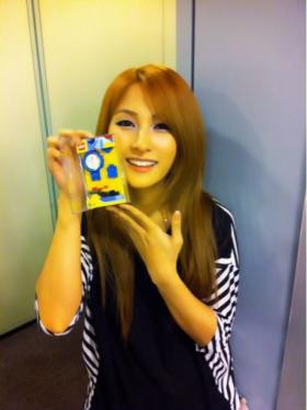 ชินดง (Shin Dong) ให้ของขวัญวันเกิดกับปาร์คกยูริ (Park Gyuri) 