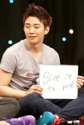 จุนโฮ (Junho) พยายามบอกว่าเขาเป็นคนแต่งเพลง Give It To Me!