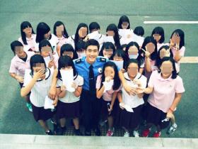 แฟนๆ มาเยี่ยมกองถ่ายละครของชอยซีวอน (Choi Si Won)