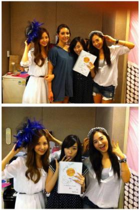 โอ๊คจูฮยอน (Ok Ju Hyun) ถ่ายภาพกับสมาชิกวง SNSD 