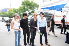 ยูชอน (Yoochun) และจุนซู (Junsu) ไปเยี่ยมแจจุง (Jae Joong) ที่กองถ่ายละคร!