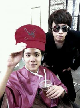 ลีฮงกิ (Lee Hong Ki) และคิมฮีชอล (Kim Hee Chul) ถ่ายภาพด้วยกันที่ร้านทำผม