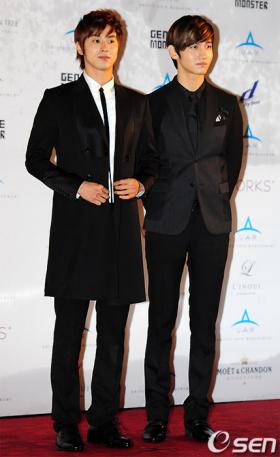 วงดงบังชินกิ (TVXQ) ได้รับรางวัลสำหรับ Singer’s Award 