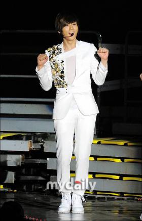สมาชิกวง B2ST อวยพรวันเกิดให้กับฮยอนซึง (Hyun Seung)