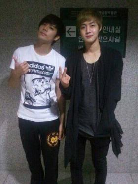 คิมฮยอนจุง (Kim Hyun Joong) ไปเยี่ยมคิมคยูจง (Kim Kyu Jong)