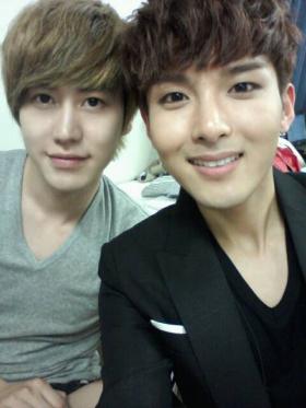 เรียววุค (Ryeo Wook) แสดงความยินดีกับคยูฮยอน (Kyu Hyun) 