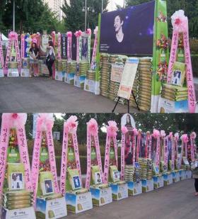 แฟนๆ วง 2PM บริจาคข้าวสาร 2 ตัน