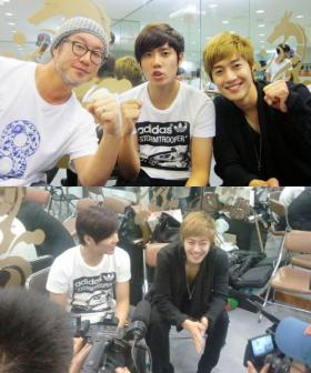 คิมฮยอนจุง (Kim Hyun Joong) ถ่ายภาพกับโปรดิวเซอร์ในการไปเยี่ยมคิมคยูจง (Kim Kyu Jong) 