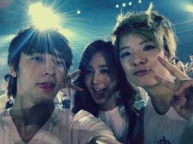 ดงเฮ (Dong Hae), ยูริ (Yuri) และ Amber ถ่ายภาพด้วยกัน