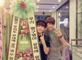 ฮยองชิค (Hyung Shik) ไปแสดงความยินดีกับเรียววุค (Ryeo Wook)