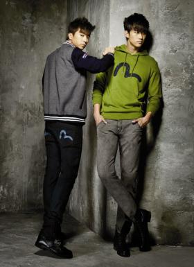 แทคยอน (Taecyeon) และอูยอง (Woo Young) เป็นนายแบบให้กับเครื่องแต่งกายแบรนด์ Evisu