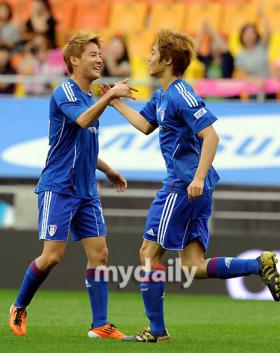 จุนซู (Junsu) และคิมฮยอนจุง (Kim Hyun Joong) ไปแข่งฟุตบอล