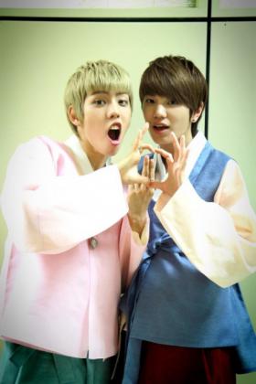 ดงวู (Dong Woo) และซองจง (Sung Jong) ทักทายแฟนๆ ในชุดฮันบก