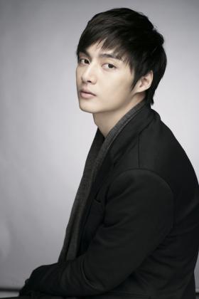 คิมจุน (Kim Joon) เข้าเป็นทหารในเดือนกันยายน