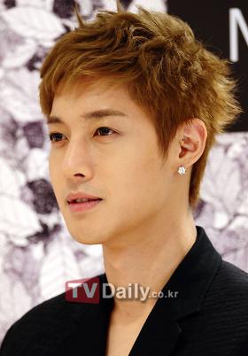 คิมฮยอนจุง (Kim Hyun Joong) เป็น Top Men สำหรับฤดูใบไม้ร่วงนี้